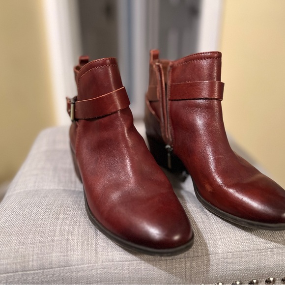 Classic Vince Camuto ankle boots in a gorgeous rich brown. - Picture 2 of 7